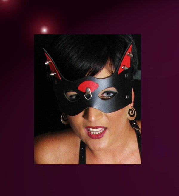 Leder-Maske mit roten Leder-Ohren & Metallspitzen