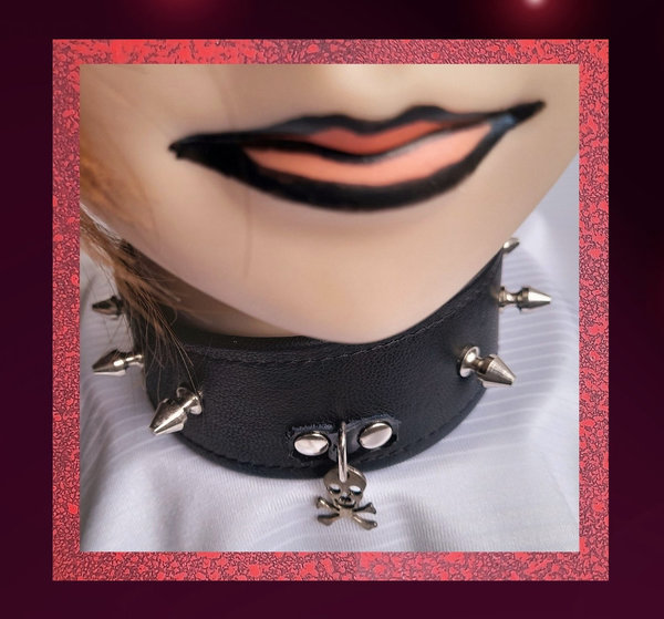 Leder-Halsband schwarz mit Spitzen und Totenkopfanhänger
